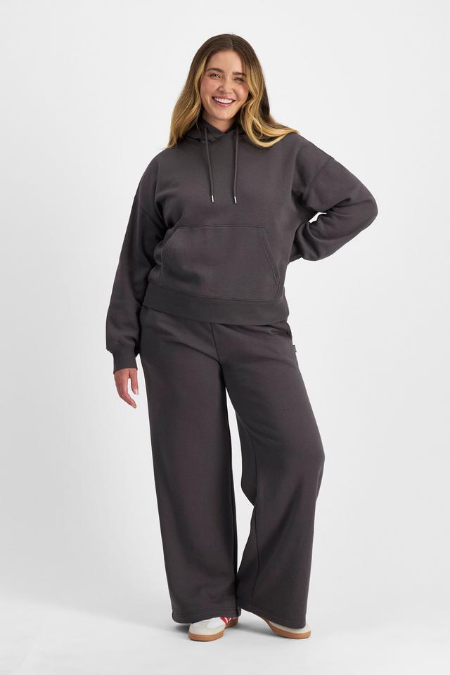 Chanel (She/Her) wears size L and is 176cm tall with 104cm chest and 89cm waist
