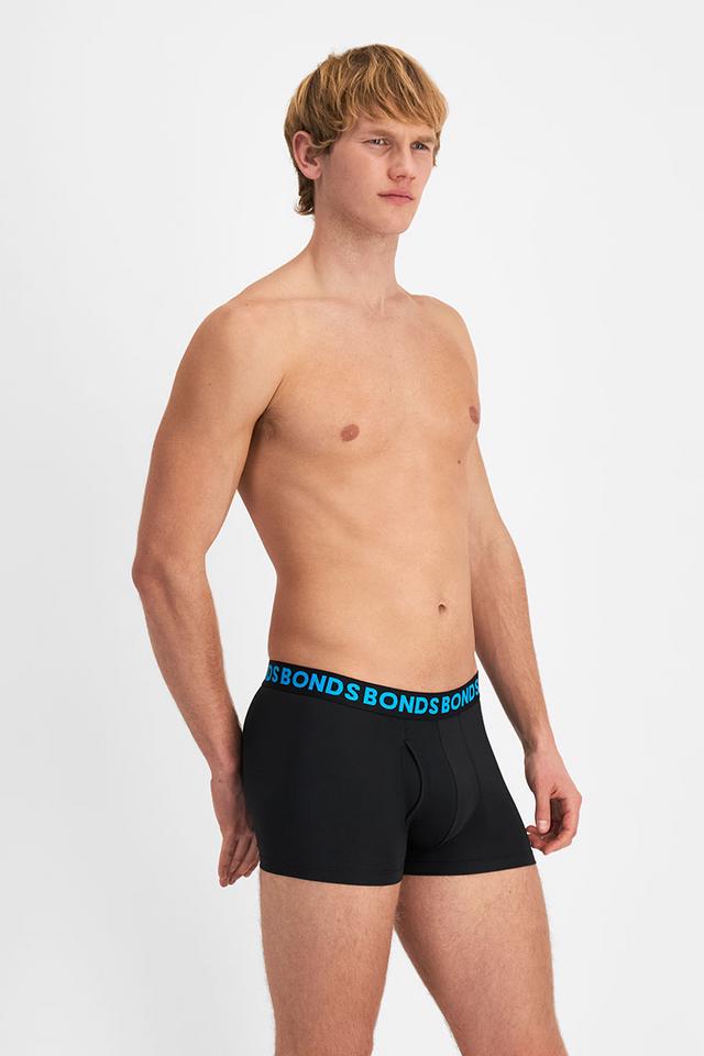 Max (He/Him) wears size M and is 189cm tall with 90cm chest and 73cm waist
