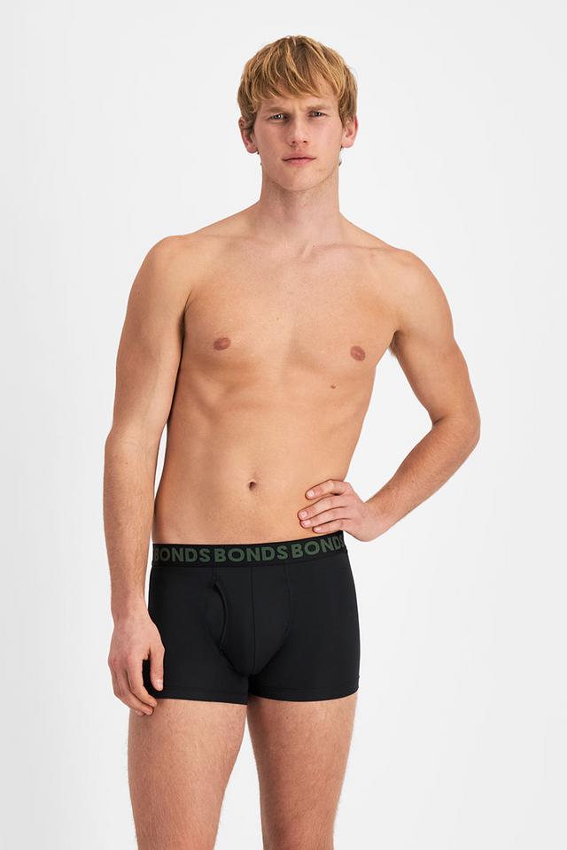 Max (He/Him) wears size M and is 189cm tall with 90cm chest and 73cm waist
