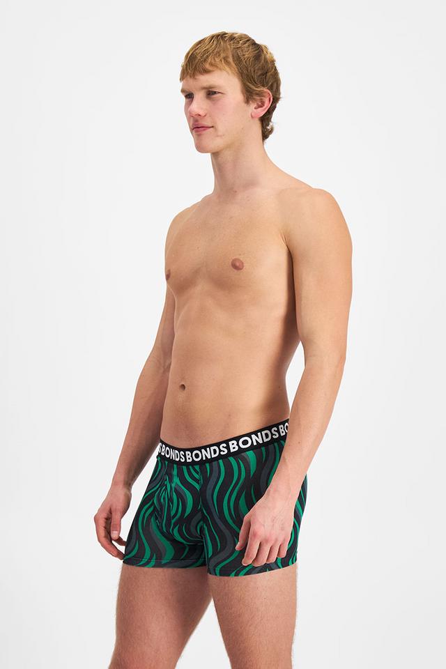 Max (He/Him) wears size Medium and is 189cm tall with 90cm chest and 73cm waist