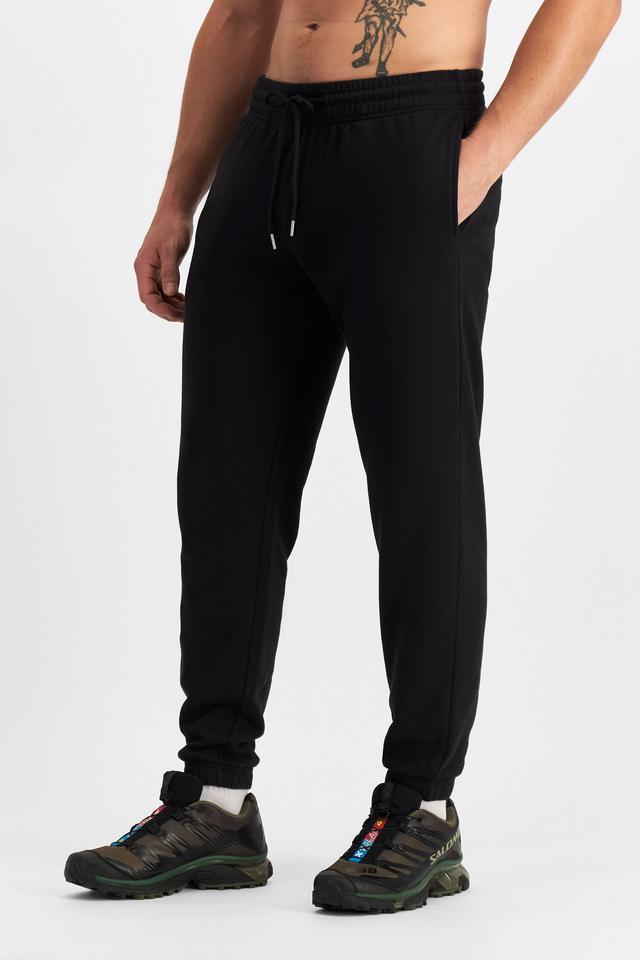 JOSH (He/Him) wears size M and is 185.48cm tall with 99cm chest and 81cm waist