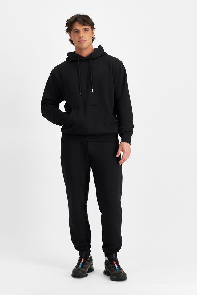JOSH (He/Him) wears size M and is 185.48cm tall with 99cm chest and 81cm waist