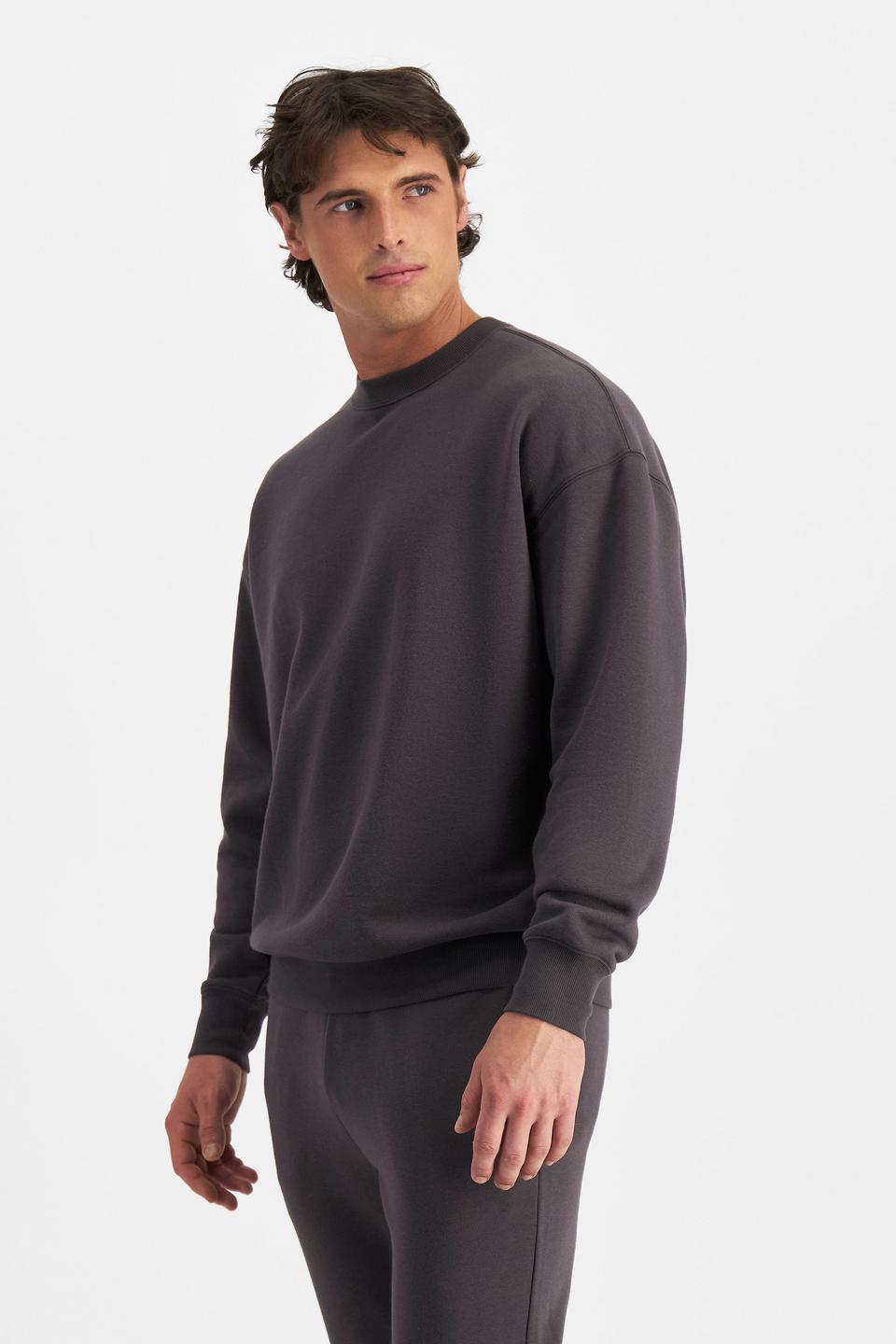 JOSH (He/Him) wears size M and is 185.48cm tall with 99cm chest and 81cm waist