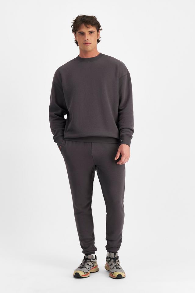 JOSH (He/Him) wears size M and is 185.48cm tall with 99cm chest and 81cm waist