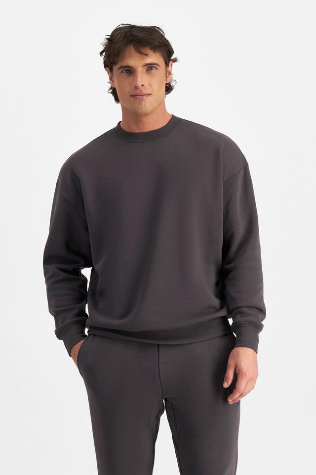JOSH (He/Him) wears size M and is 185.48cm tall with 99cm chest and 81cm waist