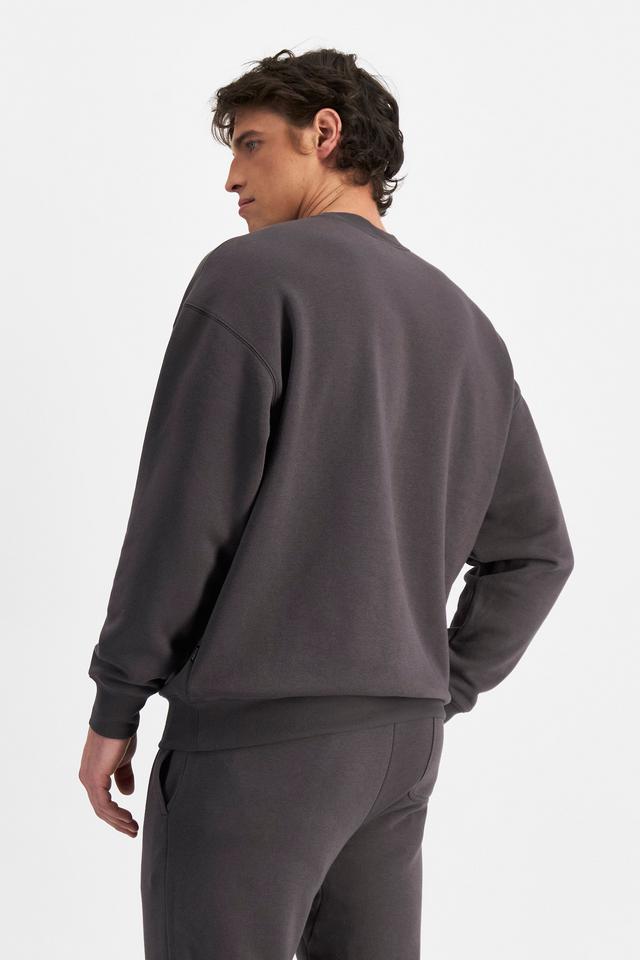 JOSH (He/Him) wears size M and is 185.48cm tall with 99cm chest and 81cm waist