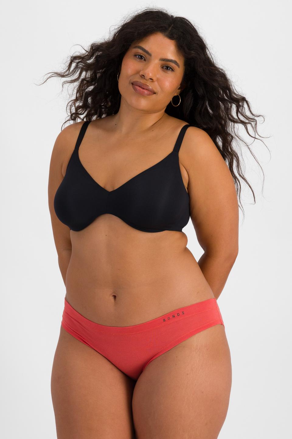 Laura (She/Her) wears size 14 and is 165cm tall with 94cm chest and 76cm waist