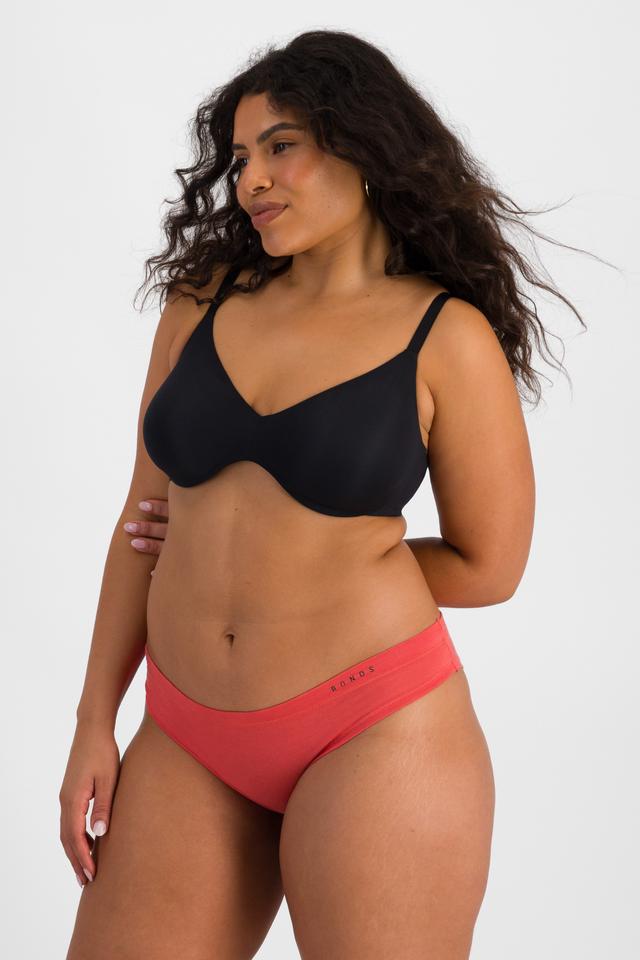 Laura (She/Her) wears size 14 and is 165cm tall with 94cm chest and 76cm waist