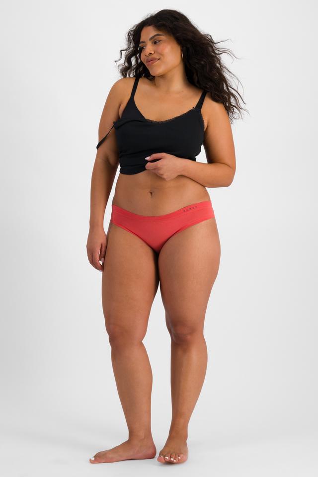 Laura (She/Her) wears size 14 and is 165cm tall with 94cm chest and 76cm waist