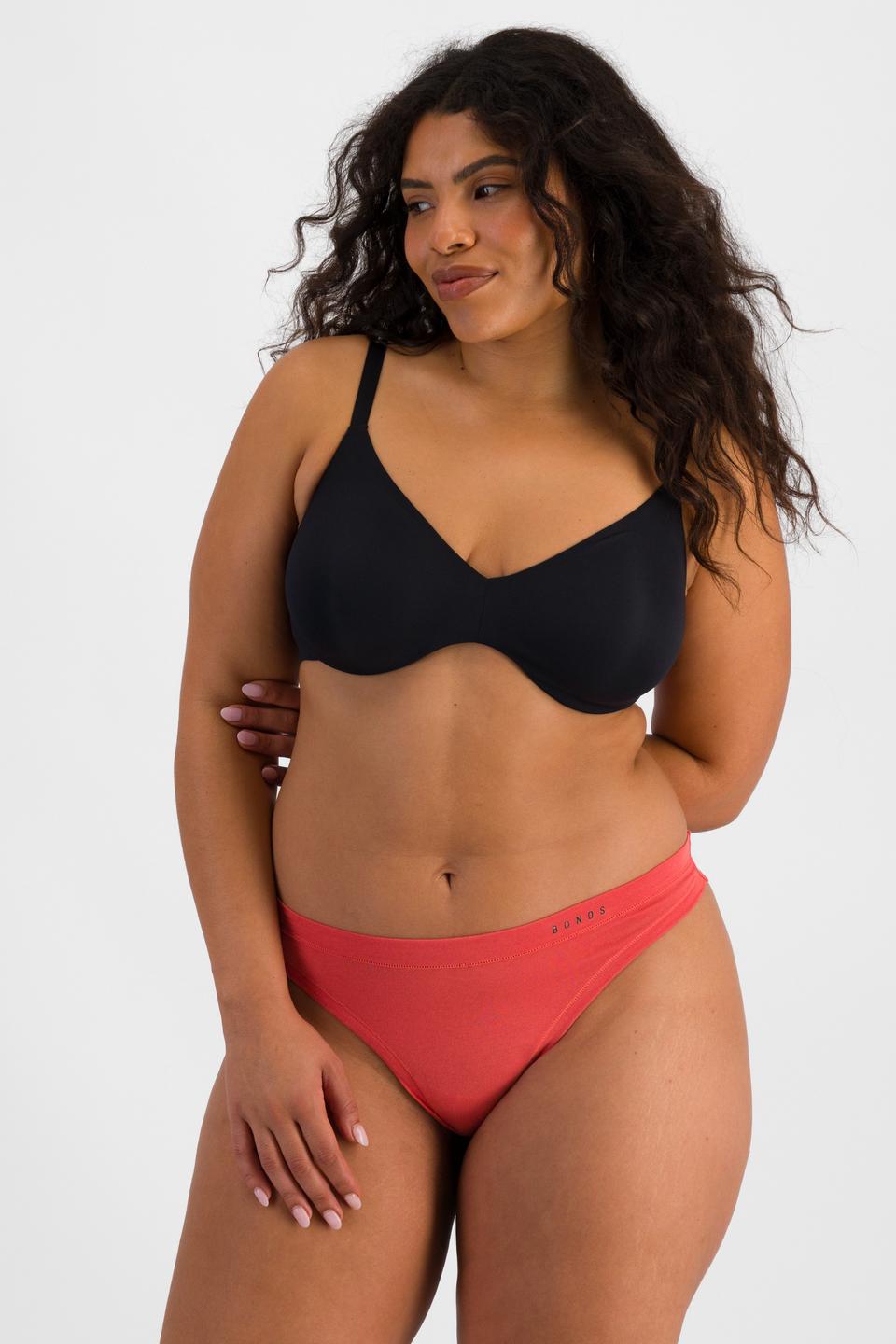 Laura (She/Her) wears size 14 and is 165cm tall with 94cm chest and 76cm waist
