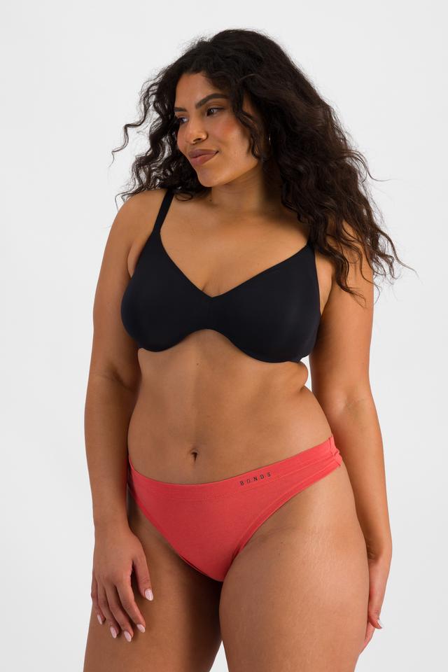 Laura (She/Her) wears size 14 and is 165cm tall with 94cm chest and 76cm waist