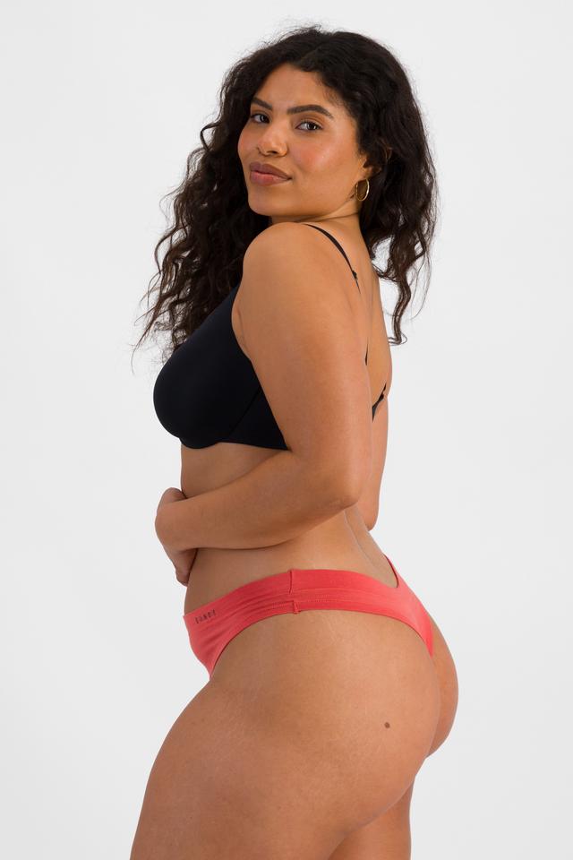 Laura (She/Her) wears size 14 and is 165cm tall with 94cm chest and 76cm waist