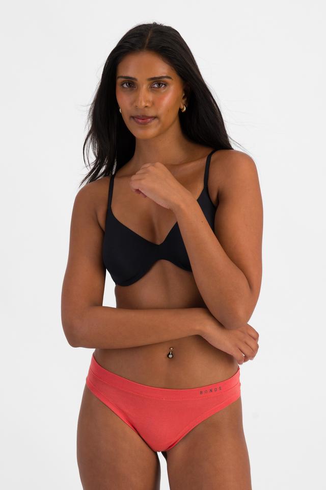 NAYA (She/Her) wears size 10 and is 174cm tall with 80cm chest and 63cm waist