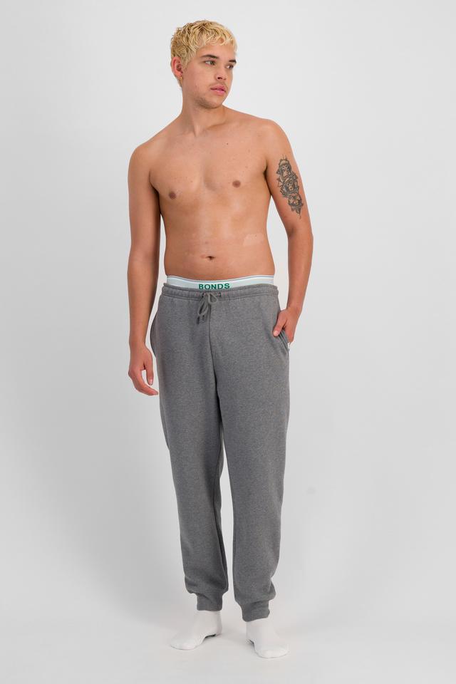 TOBIAS (He/Him) wears size M and is 187cm tall with 93cm chest and 78cm waist