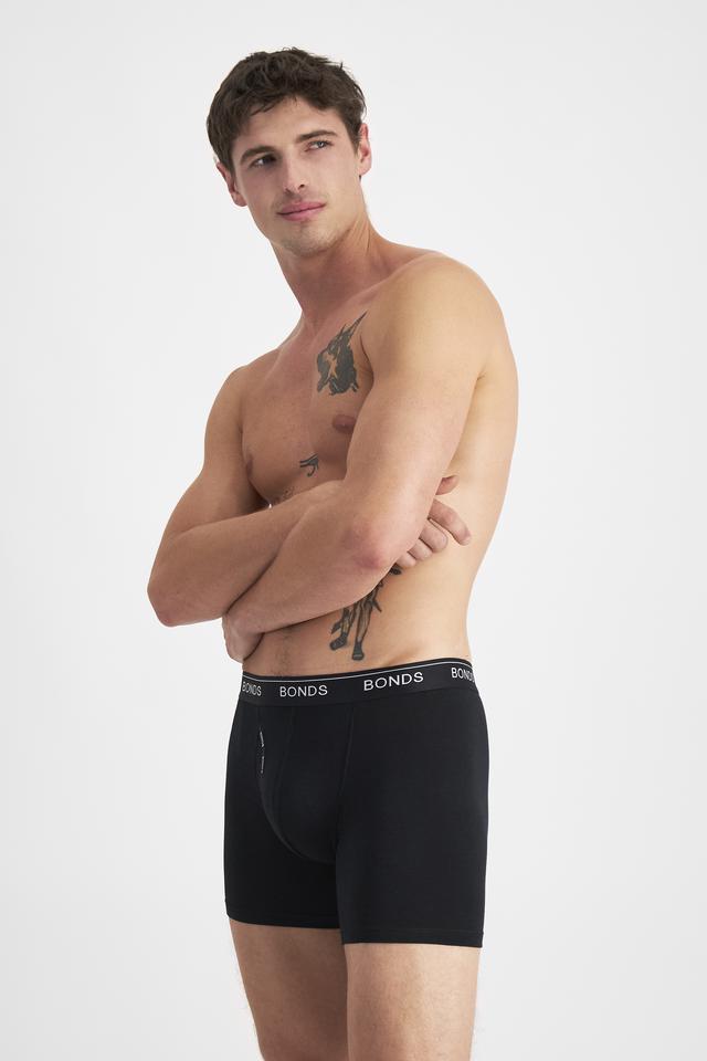 JOSH (He/Him) wears size M and is 185.48cm tall with 99cm chest and 81cm waist