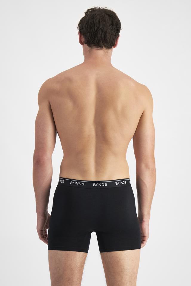 JOSH (He/Him) wears size M and is 185.48cm tall with 99cm chest and 81cm waist