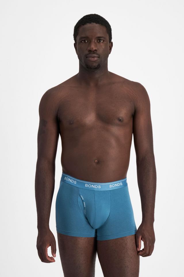 Emmanuel (He/Him) wears size M and is 183cm tall with 97cm chest and 81cm waist