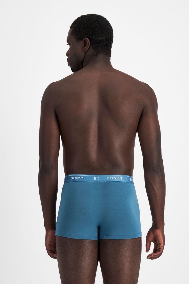 Emmanuel (He/Him) wears size M and is 183cm tall with 97cm chest and 81cm waist
