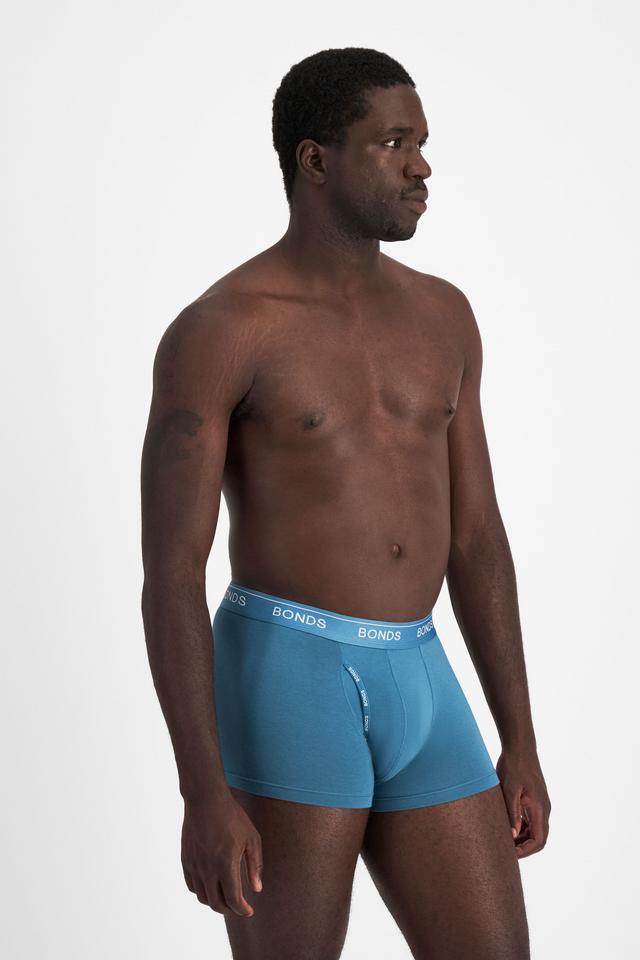 Emmanuel (He/Him) wears size M and is 183cm tall with 97cm chest and 81cm waist