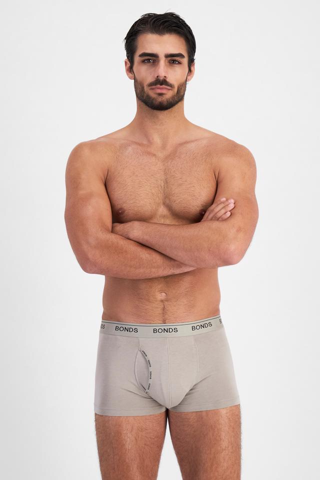 Sam (He/Him) wears size M and is 192cm tall with 100cm chest and 82cm waist