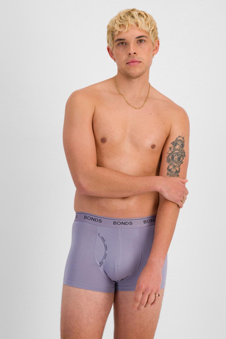 TOBIAS (He/Him) wears size M and is 187cm tall with 93cm chest and 78cm waist