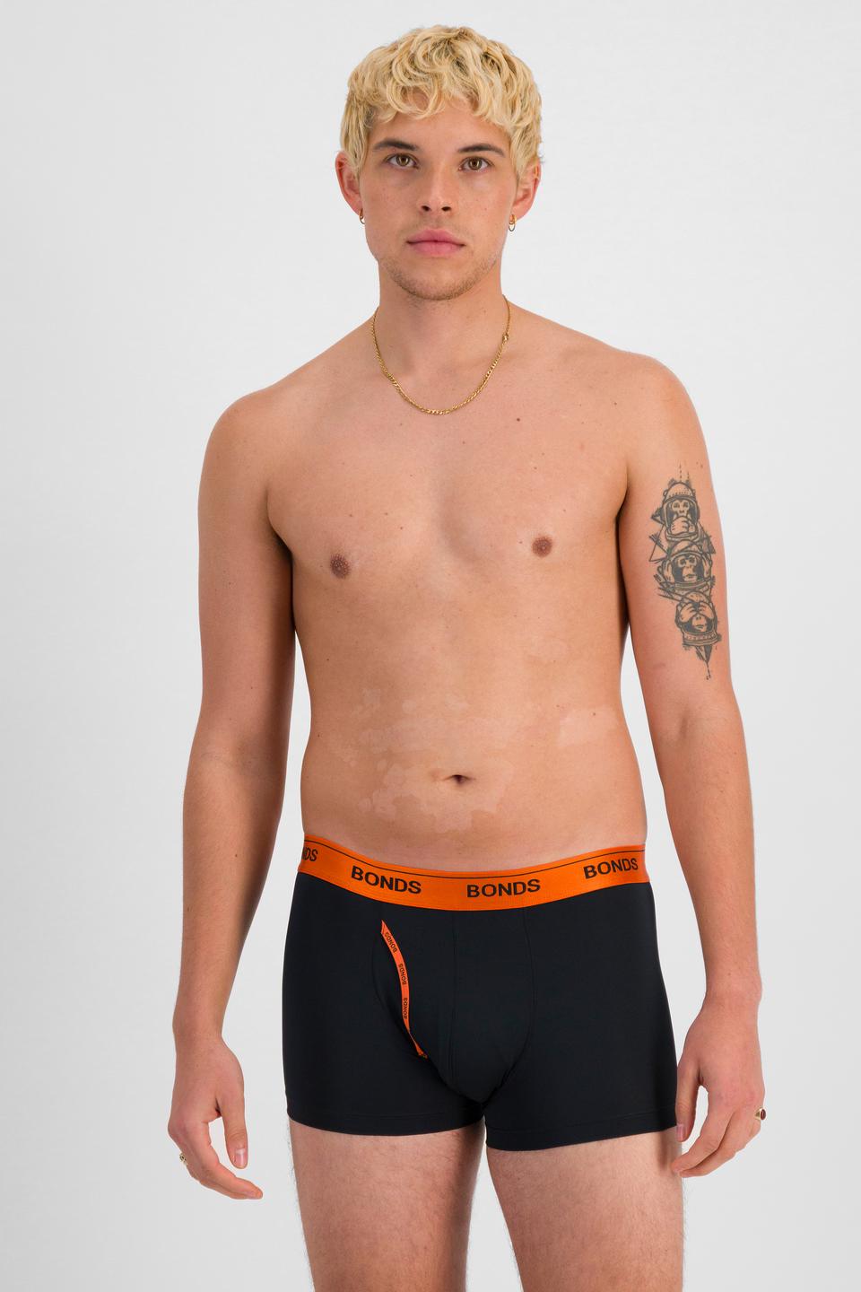 TOBIAS (He/Him) wears size M and is 187cm tall with 93cm chest and 78cm waist