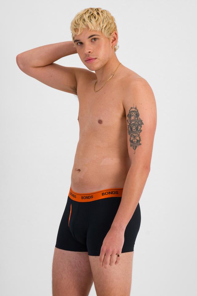 TOBIAS (He/Him) wears size M and is 187cm tall with 93cm chest and 78cm waist