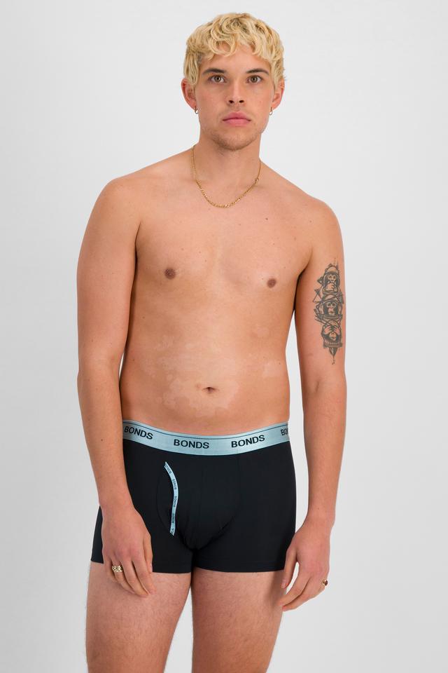 TOBIAS (He/Him) wears size M and is 187cm tall with 93cm chest and 78cm waist
