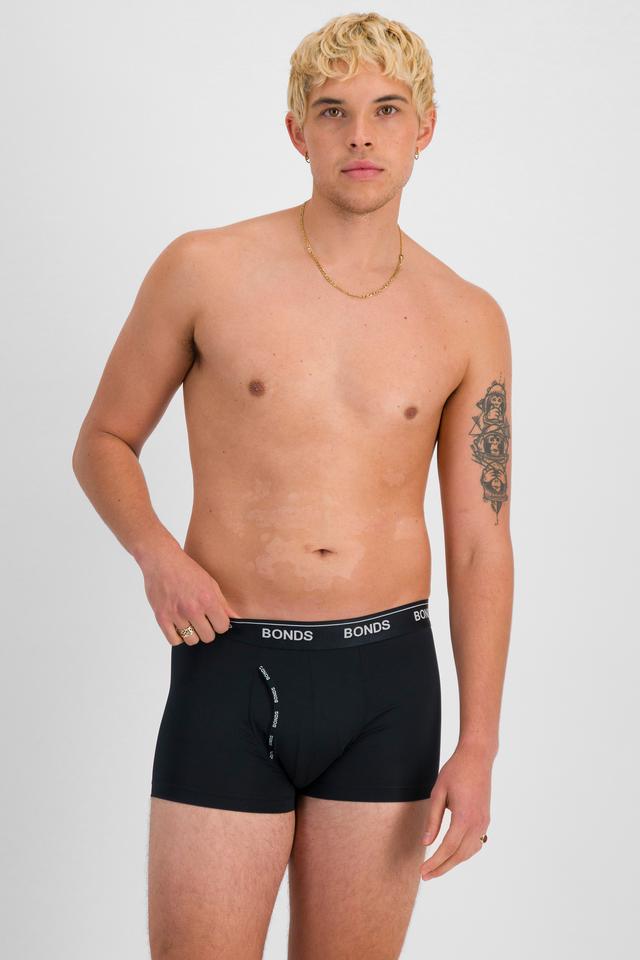 TOBIAS (He/Him) wears size M and is 187cm tall with 93cm chest and 78cm waist