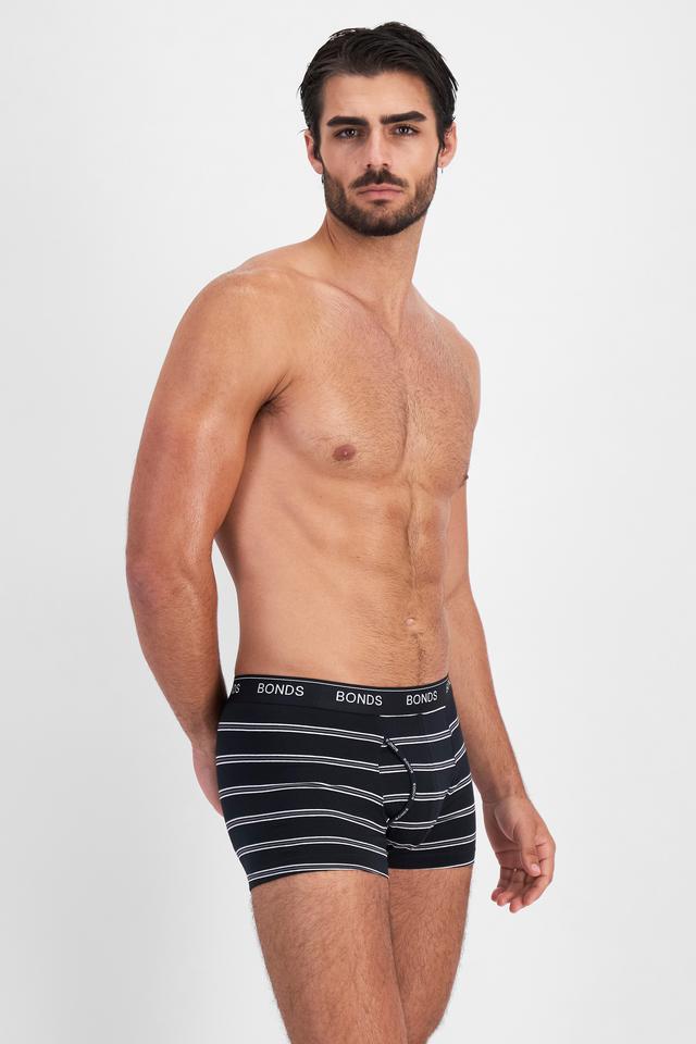 Sam (He/Him) wears size M and is 192cm tall with 100cm chest and 82cm waist