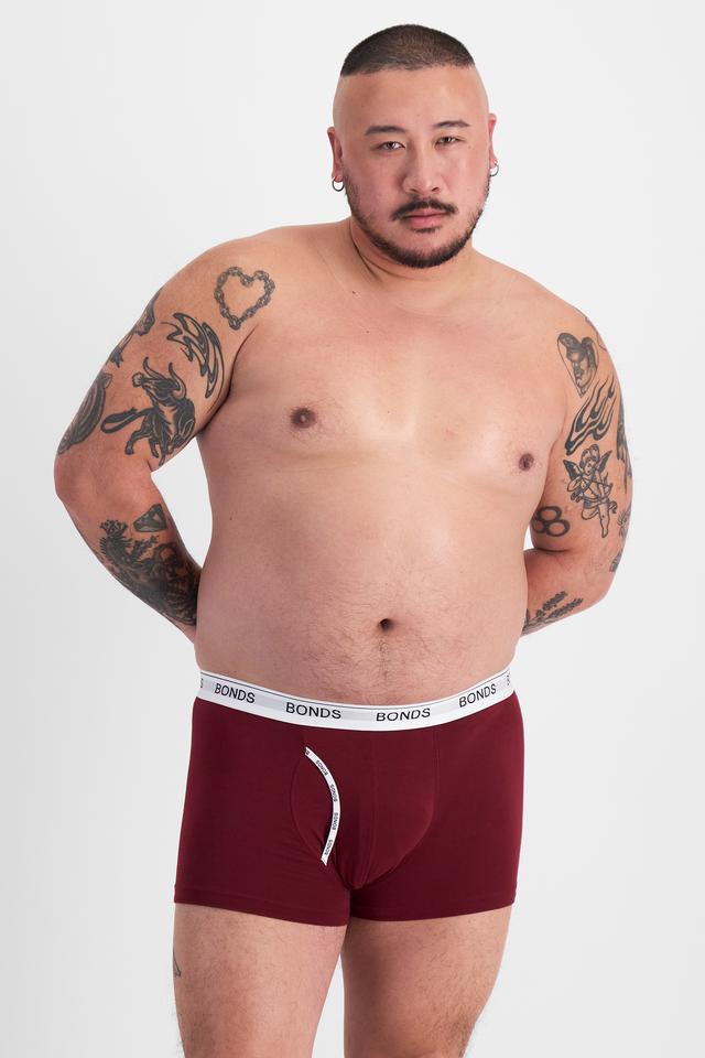 Mike (He/Him) wears size XL and is 180cm tall with 120cm chest and 96cm waist