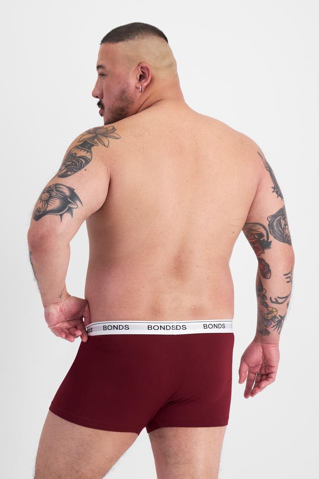 Mike (He/Him) wears size XL and is 180cm tall with 120cm chest and 96cm waist