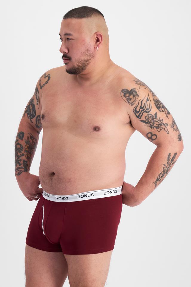 Mike (He/Him) wears size XL and is 180cm tall with 120cm chest and 96cm waist