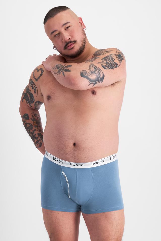 Mike (He/Him) wears size XL and is 180cm tall with 120cm chest and 96cm waist