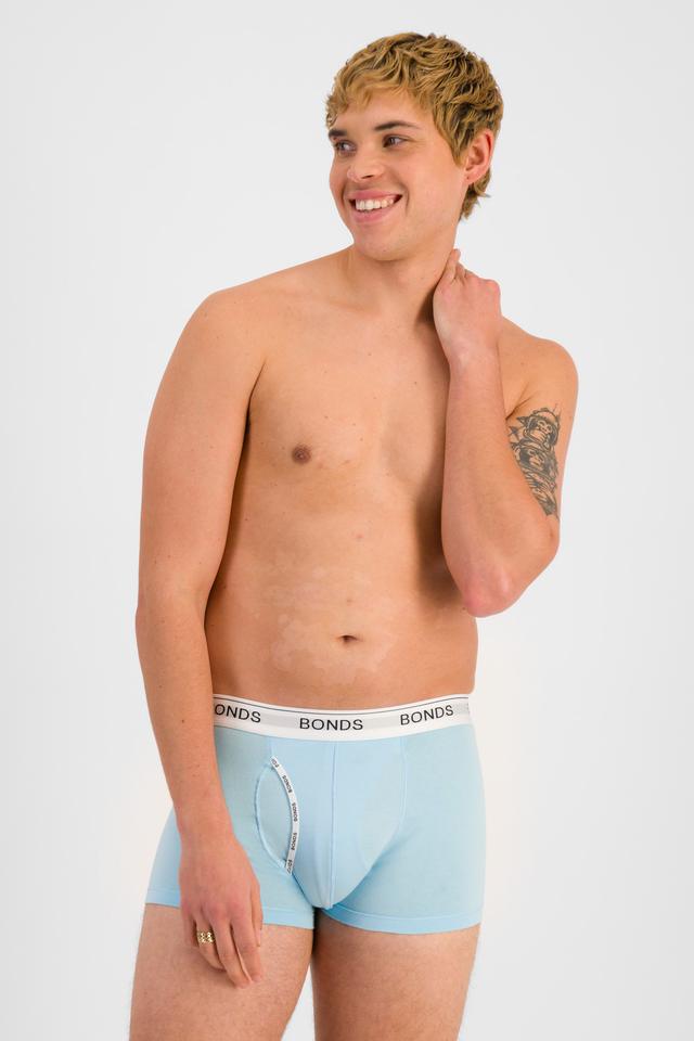 TOBIAS (He/Him) wears size M and is 187cm tall with 93cm chest and 78cm waist