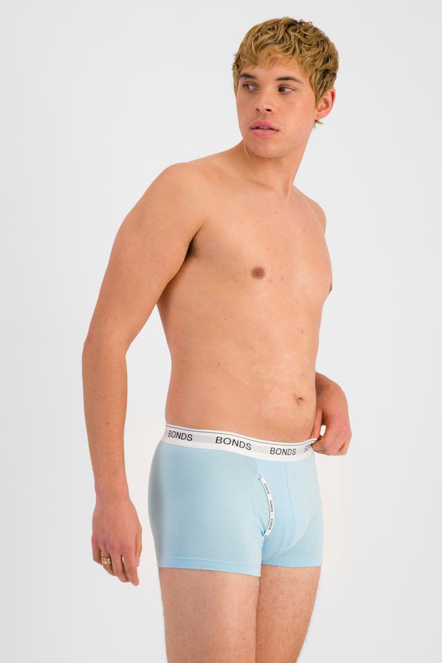TOBIAS (He/Him) wears size M and is 187cm tall with 93cm chest and 78cm waist