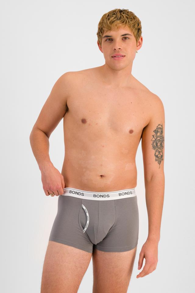 TOBIAS (He/Him) wears size M and is 187cm tall with 93cm chest and 78cm waist