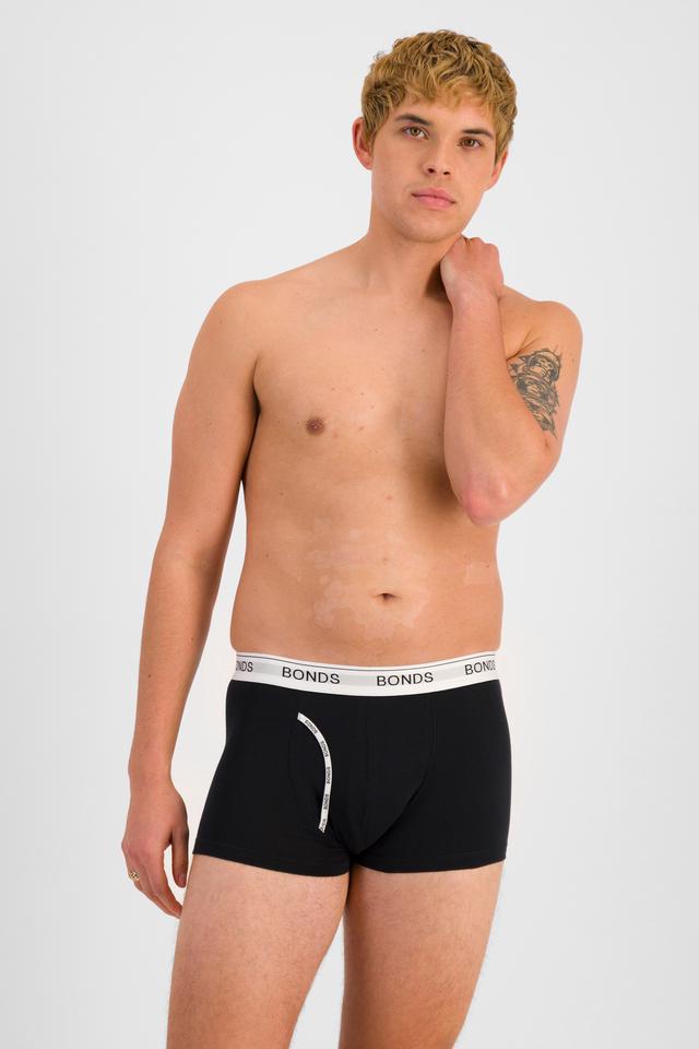 TOBIAS (He/Him) wears size M and is 187cm tall with 93cm chest and 78cm waist