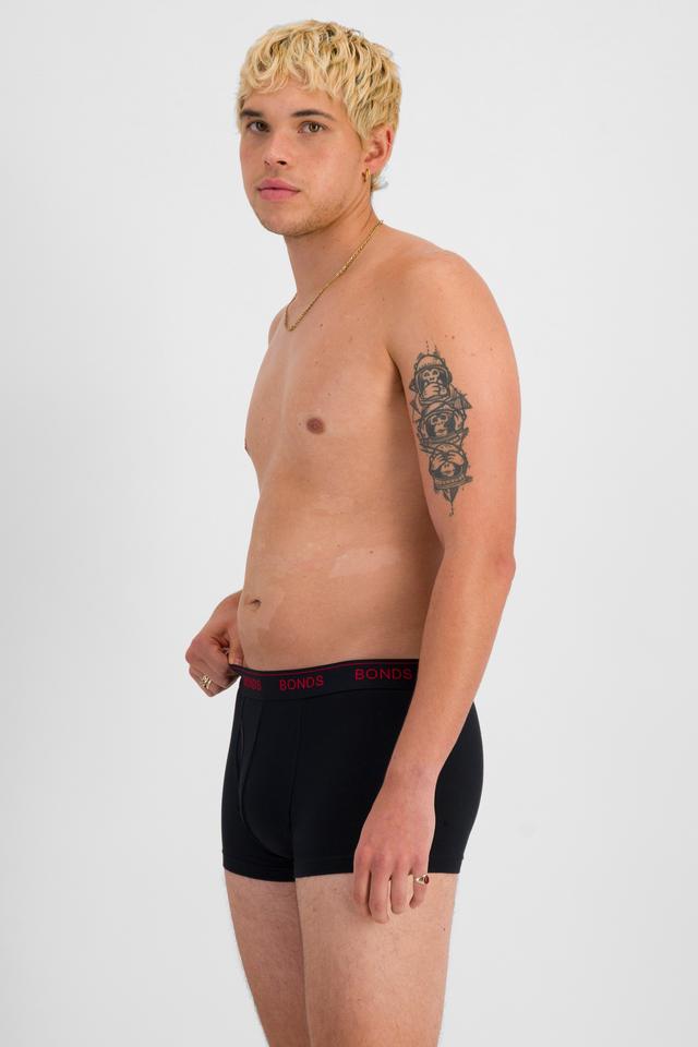 TOBIAS (He/Him) wears size M and is 187cm tall with 93cm chest and 78cm waist