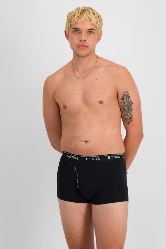 TOBIAS (He/Him) wears size M and is 187cm tall with 93cm chest and 78cm waist