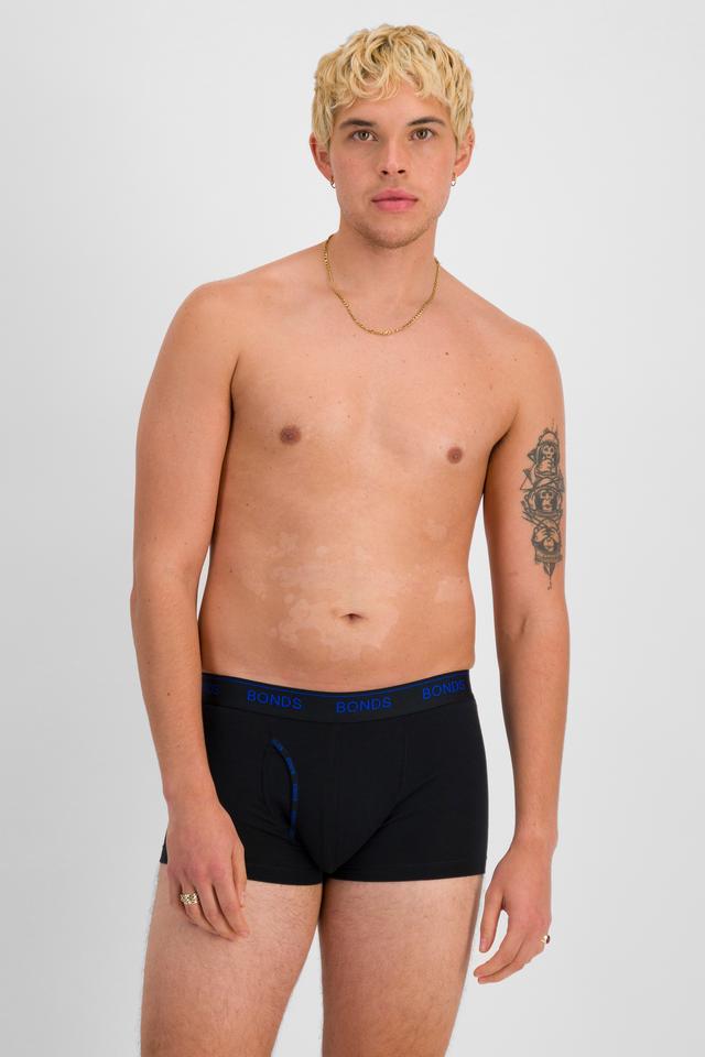 TOBIAS (He/Him) wears size M and is 187cm tall with 93cm chest and 78cm waist