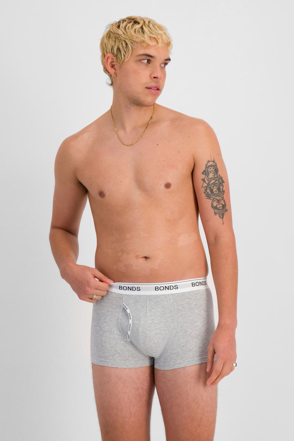 TOBIAS (He/Him) wears size M and is 187cm tall with 93cm chest and 78cm waist