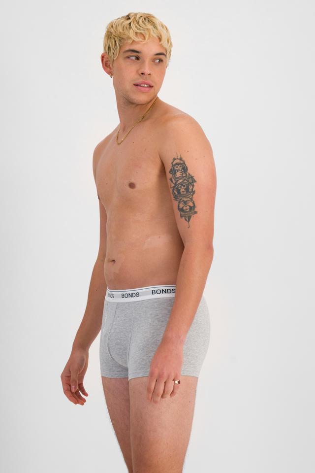TOBIAS (He/Him) wears size M and is 187cm tall with 93cm chest and 78cm waist