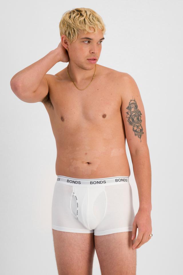 TOBIAS (He/Him) wears size M and is 187cm tall with 93cm chest and 78cm waist