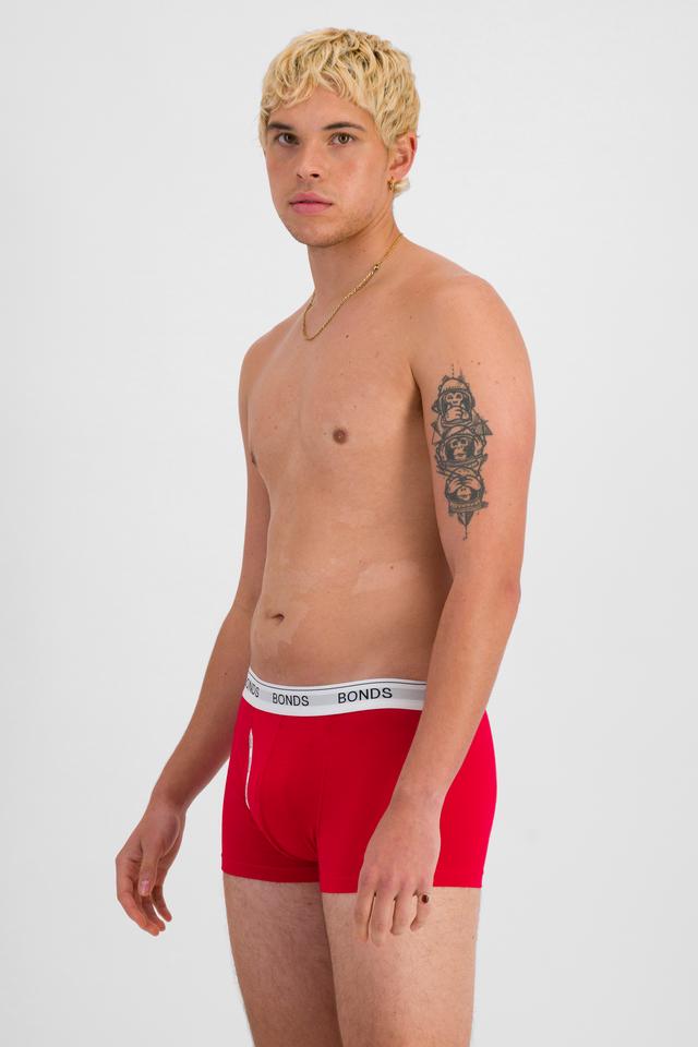 TOBIAS (He/Him) wears size M and is 187cm tall with 93cm chest and 78cm waist