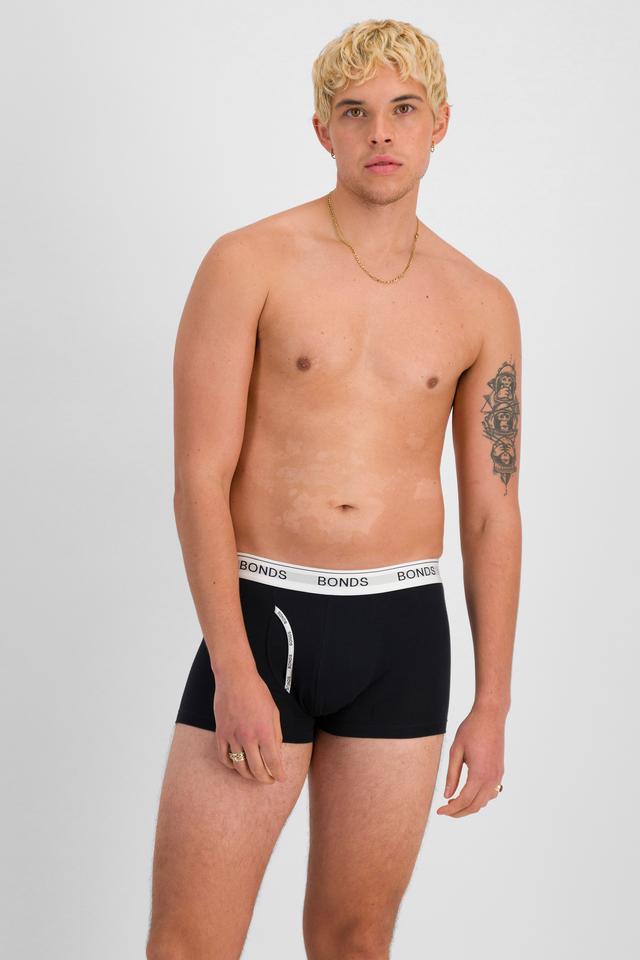TOBIAS (He/Him) wears size M and is 187cm tall with 93cm chest and 78cm waist