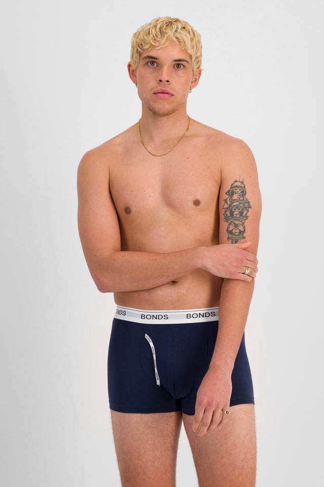 TOBIAS (He/Him) wears size M and is 187cm tall with 93cm chest and 78cm waist
