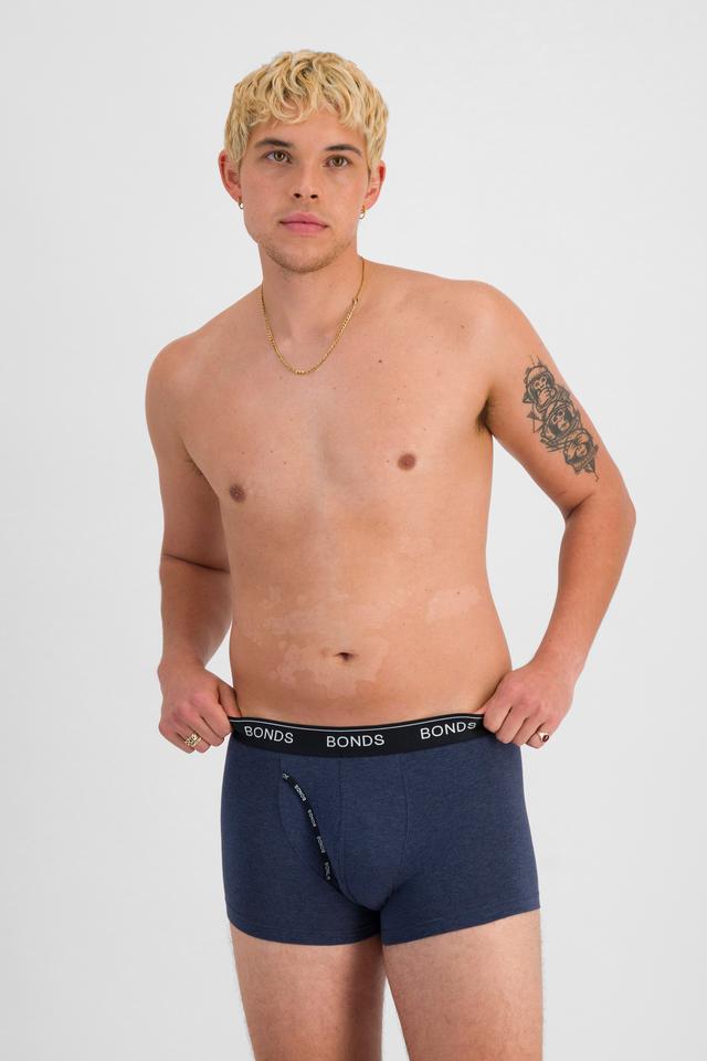 TOBIAS (He/Him) wears size M and is 187cm tall with 93cm chest and 78cm waist