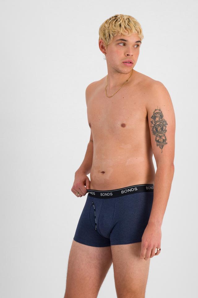 TOBIAS (He/Him) wears size M and is 187cm tall with 93cm chest and 78cm waist