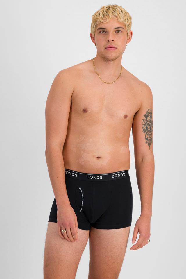 TOBIAS (He/Him) wears size M and is 187cm tall with 93cm chest and 78cm waist